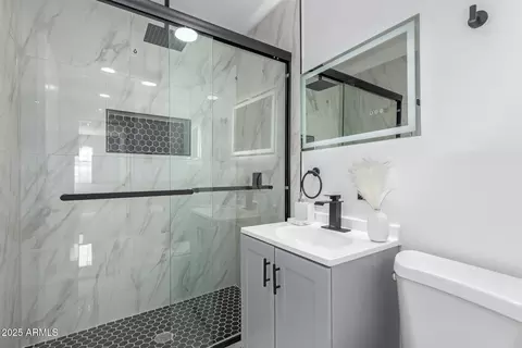 Bath - 4510 N 29th Ave, Phoenix, AZ 85017 photo 1 of 1