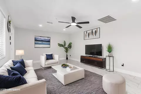Living - 4510 N 29th Ave, Phoenix, AZ 85017 photo 3 of 4