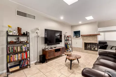 Living - 5129 N 18th Pl, Phoenix, AZ 85016 photo 2 of 4