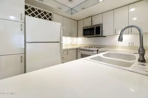 Kitchen - 1840 E Morten Ave #229, Phoenix, AZ 85020 photo 2 of 4