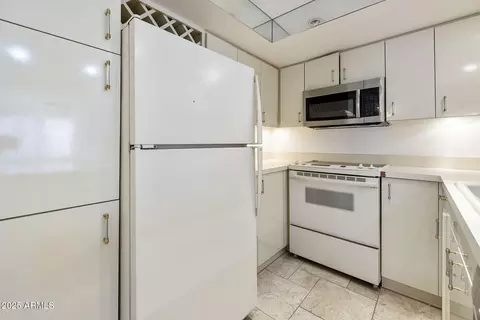 Kitchen - 1840 E Morten Ave #229, Phoenix, AZ 85020 photo 3 of 4