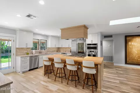 Kitchen - 4037 E Minnezona Ave, Phoenix, AZ 85018 photo 8 of 12