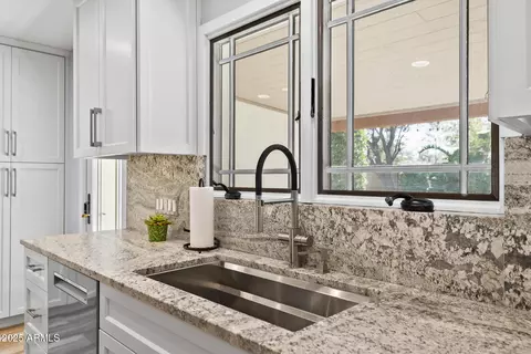 Kitchen - 4037 E Minnezona Ave, Phoenix, AZ 85018 photo 10 of 12