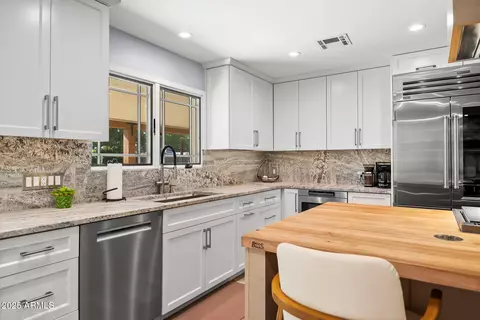 Kitchen - 4037 E Minnezona Ave, Phoenix, AZ 85018 photo 2 of 12