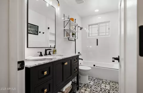 Bath - 4037 E Minnezona Ave, Phoenix, AZ 85018 photo 4 of 4