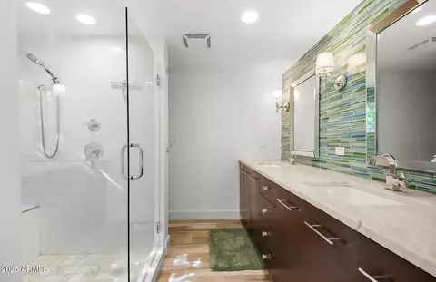 Bath - 4037 E Minnezona Ave, Phoenix, AZ 85018 photo 2 of 4