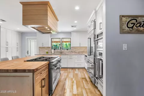 Kitchen - 4037 E Minnezona Ave, Phoenix, AZ 85018 photo 6 of 12