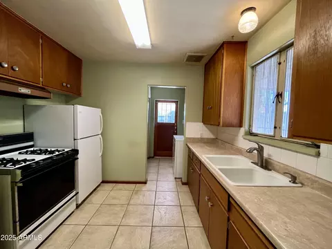 Kitchen - 7103 N 26th Dr, Phoenix, AZ 85051 photo 1 of 2