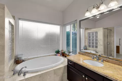 Bath - 4710 E Hearn Rd, Phoenix, AZ 85032 photo 3 of 7