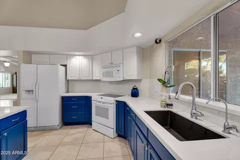 Kitchen - 4710 E Hearn Rd, Phoenix, AZ 85032 photo 4 of 6