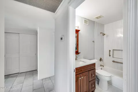Bath - 902 E Renee Dr, Phoenix, AZ 85024 photo 1 of 5