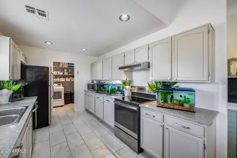 Kitchen - 902 E Renee Dr, Phoenix, AZ 85024 photo 3 of 6