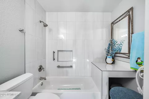 Bath - 902 E Renee Dr, Phoenix, AZ 85024 photo 3 of 5