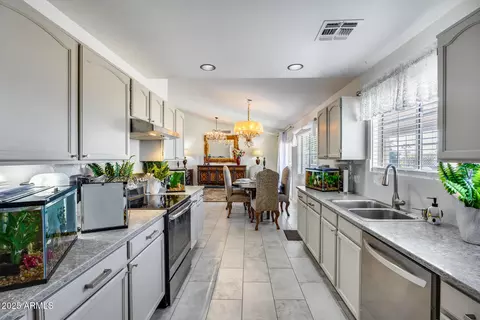 Kitchen - 902 E Renee Dr, Phoenix, AZ 85024 photo 5 of 6