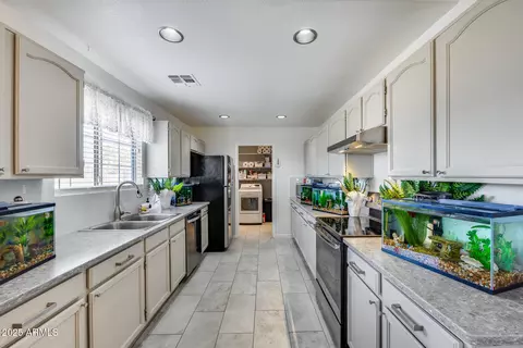 Kitchen - 902 E Renee Dr, Phoenix, AZ 85024 photo 2 of 6