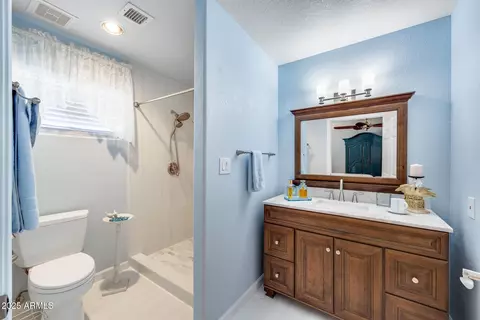 Bath - 902 E Renee Dr, Phoenix, AZ 85024 photo 4 of 5