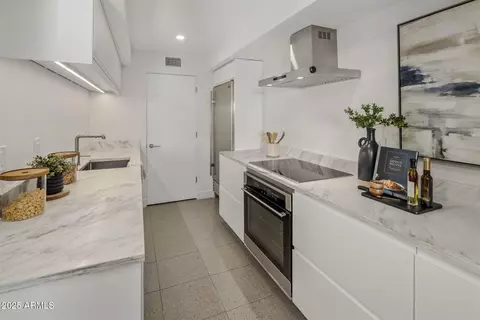 Kitchen - 5419 E Valle Vista Rd, Phoenix, AZ 85018 photo 4 of 4