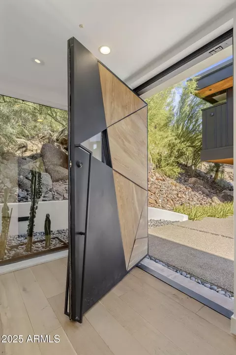 Entry Way - 5419 E Valle Vista Rd, Phoenix, AZ 85018 photo 4 of 4