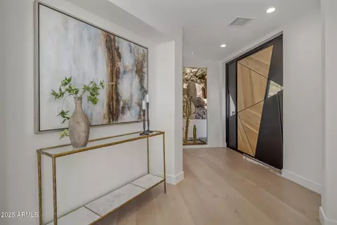 Entry Way - 5419 E Valle Vista Rd, Phoenix, AZ 85018 photo 2 of 4