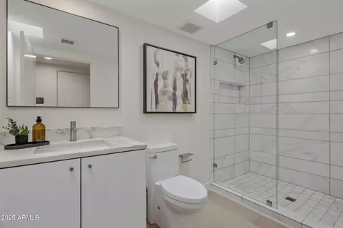 Bath - 5419 E Valle Vista Rd, Phoenix, AZ 85018 photo 2 of 4