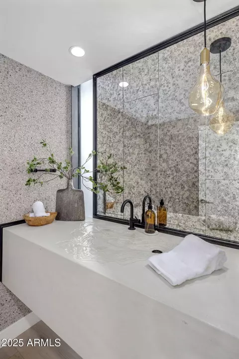 Bath - 5419 E Valle Vista Rd, Phoenix, AZ 85018 photo 4 of 4