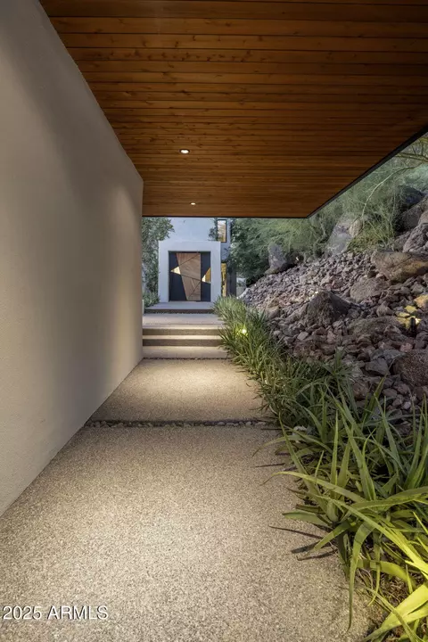 Entry Way - 5419 E Valle Vista Rd, Phoenix, AZ 85018 photo 1 of 4