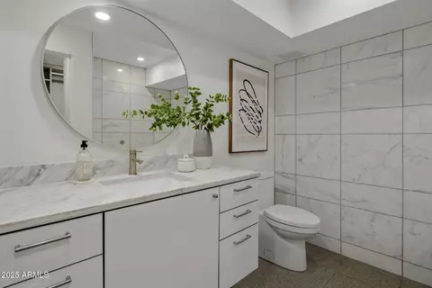 Bath - 5419 E Valle Vista Rd, Phoenix, AZ 85018 photo 3 of 4