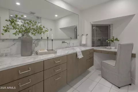 Bath - 5419 E Valle Vista Rd, Phoenix, AZ 85018 photo 1 of 4