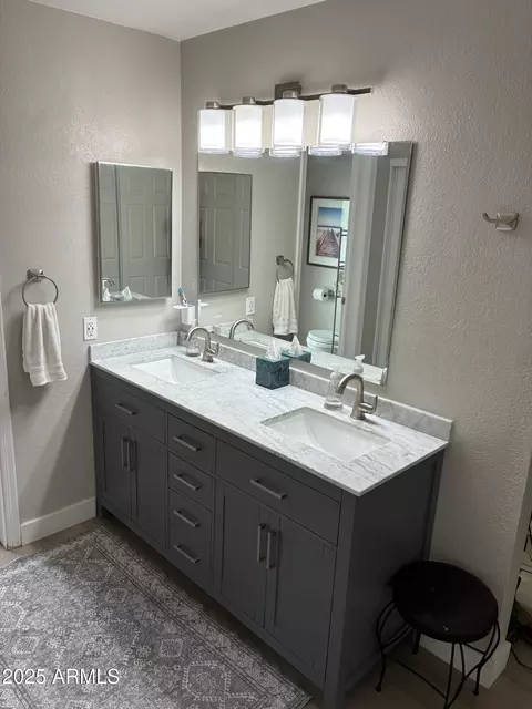 Bath - 4007 E Kimberly Way, Phoenix, AZ 85050 photo 1 of 6