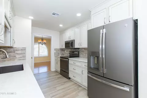 Kitchen - 4533 E Florian Cir, Mesa, AZ 85206 photo 2 of 8