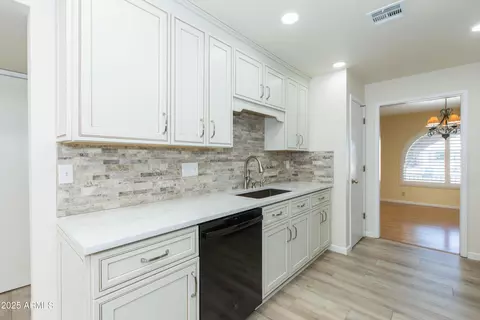 Kitchen - 4533 E Florian Cir, Mesa, AZ 85206 photo 4 of 8