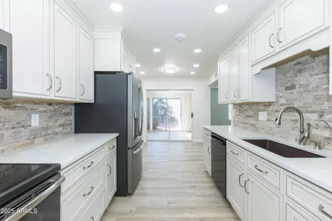 Kitchen - 4533 E Florian Cir, Mesa, AZ 85206 photo 6 of 8