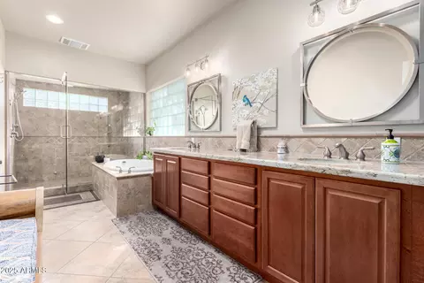 Bath - 1135 E Lawrence Rd, Phoenix, AZ 85014 photo 1 of 1