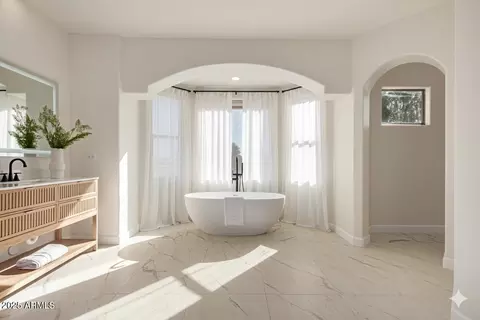 Bath - 3733 E Adobe Dr, Phoenix, AZ 85050 photo 2 of 8