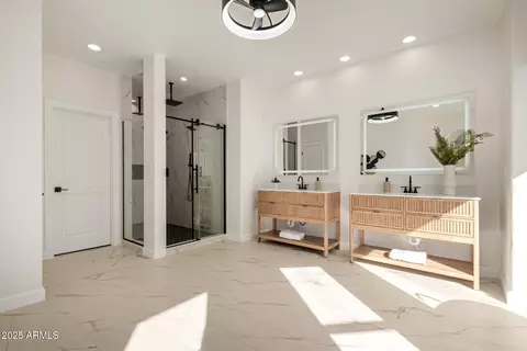 Bath - 3733 E Adobe Dr, Phoenix, AZ 85050 photo 1 of 8