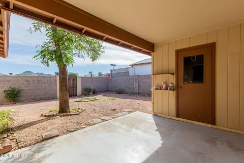 Exterior - 2145 E Betty Elyse Ln, Phoenix, AZ 85022 photo 2 of 4