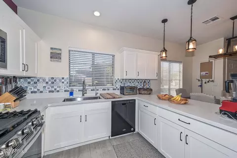 Kitchen - 4026 E Melinda Ln, Phoenix, AZ 85050 photo 4 of 4