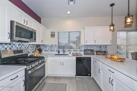 Kitchen - 4026 E Melinda Ln, Phoenix, AZ 85050 photo 3 of 4