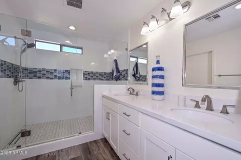 Bath - 4026 E Melinda Ln, Phoenix, AZ 85050 photo 4 of 5