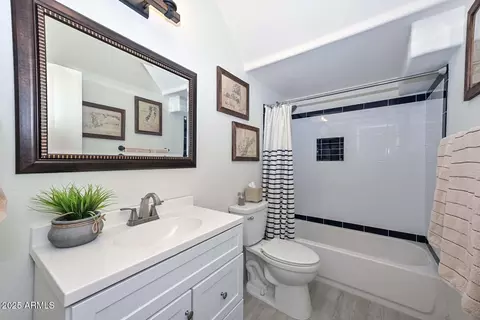 Bath - 4026 E Melinda Ln, Phoenix, AZ 85050 photo 1 of 5