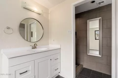 Bath - 4305 N 9th Ave, Phoenix, AZ 85013 photo 1 of 3