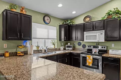 Kitchen - 3023 E Hononegh Dr, Phoenix, AZ 85050 photo 1 of 2