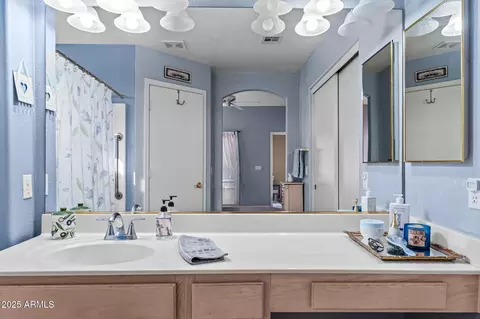 Bath - 3023 E Hononegh Dr, Phoenix, AZ 85050 photo 2 of 3