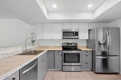 Kitchen - 2802 E Beck Ln #2, Phoenix, AZ 85032 photo 2 of 3