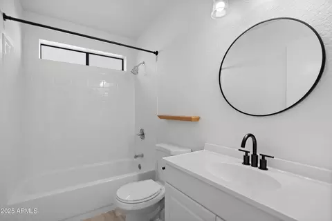 Bath - 2802 E Beck Ln #2, Phoenix, AZ 85032 photo 1 of 2