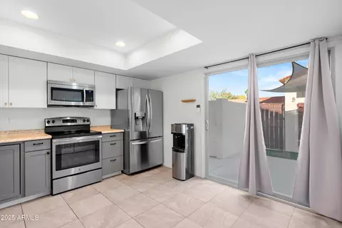 Kitchen - 2802 E Beck Ln #2, Phoenix, AZ 85032 photo 3 of 3