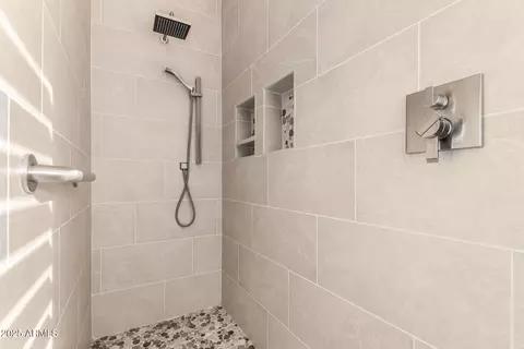 Bath - 31 W Beryl Ave, Phoenix, AZ 85021 photo 3 of 7