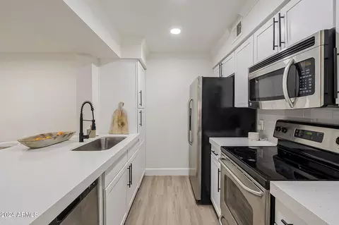 Kitchen - 2025 E Campbell Ave #265, Phoenix, AZ 85016 photo 3 of 5