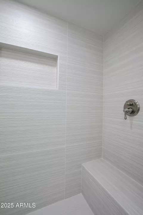 Bath - 7801 N 4th Pl, Phoenix, AZ 85020 photo 7 of 7