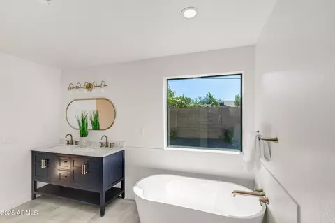 Bath - 7801 N 4th Pl, Phoenix, AZ 85020 photo 3 of 7